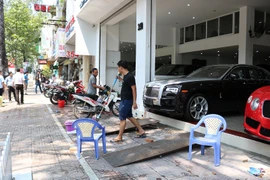 Người dân vui vẻ đập bỏ bậc thềm lấn chiếm vỉa hè