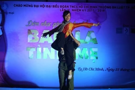 'Mẹ đừng có khóc, con yêu mẹ'