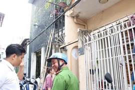 Cả xóm 'hợp đồng tác chiến' dập tắt 1 vụ cháy nhà 