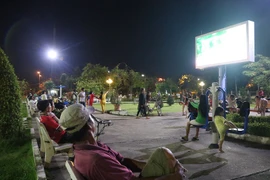 Người dân TP Sa Đéc kéo nhau ra công viên xem tivi