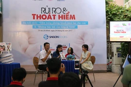 Bé lớp 4 'diễn thuyết' về xâm hại ra mắt sách