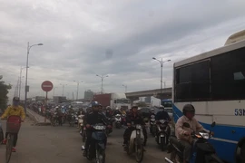 Ùn ứ nặng trên xa lộ Hà Nội