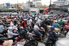 Ùn ứ trên giao lộ Phạm Văn Đồng