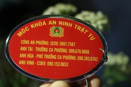 Dân vui vì nhận móc khóa có số điện thoại công an phường