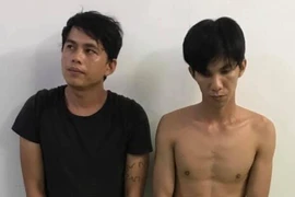 'Hốt' một lúc 2 điện thoại trong quán cơm