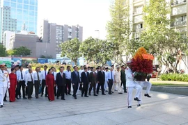 Lãnh đạo TP.HCM dâng hương, dâng hoa kỷ niệm ngày sinh Bác Hồ