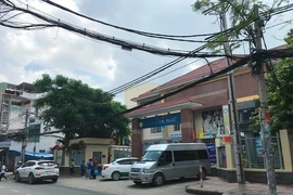 Hiểm hoạ từ dây điện ‘tử thần’ treo trên đầu người dân Sài Gòn