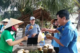 Về Cồn Chim đi câu cua, đổ bánh xèo, ăn bánh lá mơ...