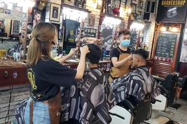 Tiệm hớt tóc, quán nhậu tuân thủ lệnh tạm ngưng hoạt động