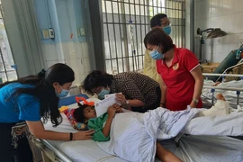Bà Tô Thị Bích Châu, đoàn TP.HCM tiếp tục thăm miền Trung