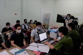 Dân đi làm CCCD qua đêm được coi tivi, ăn trái cây miễn phí