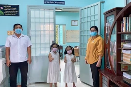 Các em nhỏ ở TP.HCM viết thư tay, ôm heo đất đến quyên góp cùng chống dịch 
