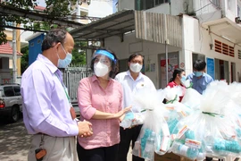 Lãnh đạo TP.HCM thăm các bệnh viện điều trị COVID, khu cách ly