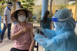 TP Thủ Đức tiêm vaccine ngừa COVID-19 cho người dân trong khu phong tỏa
