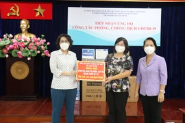 Uỷ ban Xã hội của Quốc hội trao tiền, vật tư y tế cho TP.HCM 