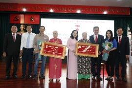 Lãnh đạo TP.HCM trao huy hiệu Đảng cho đảng viên đợt 3-2