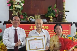Trao Huy hiệu 55 năm tuổi Đảng cho ông Huỳnh Đảm