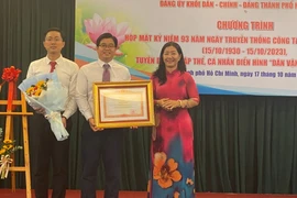 Ban Dân vận Đảng ủy Khối TP.HCM đón nhận bằng khen của Thủ tướng 