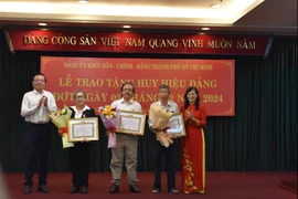 Đảng ủy Khối Dân - Chính - Đảng TP.HCM trao huy hiệu đảng cho 31 đảng viên dịp 3-2
