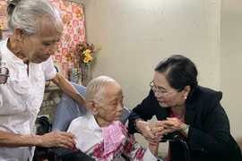 Chủ tịch HĐND TP.HCM Nguyễn Thị Lệ thăm các chiến sĩ Điện Biên Phủ