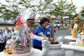 Đoàn đại biểu thăm dân, quân vùng biển đảo Tây Nam dâng hương các anh hùng liệt sĩ Đoàn tàu không số 