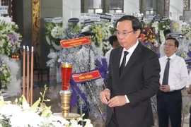 Bí thư Thành ủy TP.HCM Nguyễn Văn Nên viếng GS-TS Đặng Lương Mô
