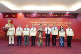 21 đảng viên thuộc Đảng bộ các cơ quan Đảng TP.HCM vinh dự nhận Huy hiệu Đảng đợt 7-11