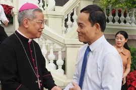 Bí thư Thành ủy TP.HCM thăm, chúc mừng các cá nhân tiêu biểu dịp Giáng sinh