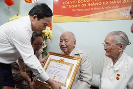 Bí thư Trần Lưu Quang trao Huy hiệu 80 năm tuổi Đảng cho đảng viên Tô Bửu Giám
