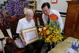 Lãnh đạo Thành ủy TP.HCM trao Huy hiệu Đảng tại phường Thới An, Tân Sơn Nhì