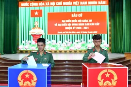 Cán bộ, chiến sĩ lực lượng vũ trang TP.HCM hòa chung ngày hội non sông
