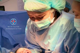 Hy hữu bé trai vừa chào đời đã nặng gần 5,8 kg 