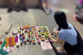 Ra phố đi bộ Nguyễn Huệ tìm lại tuổi thơ với sâu bọ, cào cào 