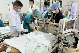 10 người ngộ độc cá chép muối ủ chua, bác sĩ Chợ Rẫy đem 5 lọ thuốc hiếm cứu chữa