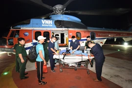 Bị giảm áp do lặn sâu, ngư dân được trực thăng đưa về đất liền cứu chữa
