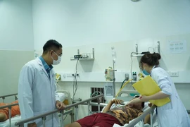 Vụ 3 trẻ ngộ độc botulinum do ăn giò lụa: 2 trẻ còn thở máy