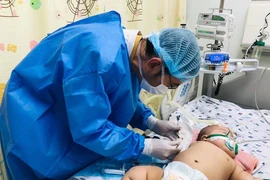 Cứu sống trẻ nhũ nhi dư cân bị sốc sốt xuất huyết nặng