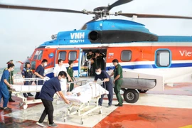 Trực thăng đưa 3 bệnh nhân bị hội chứng giảm áp vào đất liền điều trị
