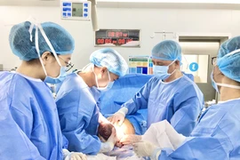 Vợ chồng tuổi U50 vui mừng đón cặp song sinh đầu lòng