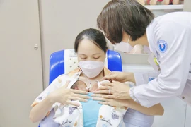 Cứu sống 3 mẹ con sản phụ mang song thai bị xuất huyết nội