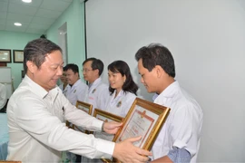 Khen thưởng đột xuất Bệnh viện Chấn thương chỉnh hình vì nối sống cánh tay cho bệnh nhi 5 tuổi