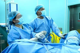Nam thanh niên nhét dây kim loại vào niệu đạo để tạo khoái cảm