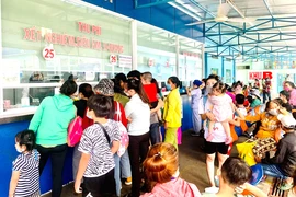 Nhóm người lạ ngang nhiên vào Bệnh viện Nhi đồng 1 lấy cắp tiền ở bàn thu ngân