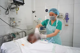 Vụ tạt axit làm 8 người thương vong ở quận 7: 1 người suy hô hấp, tiên lượng dè dặt