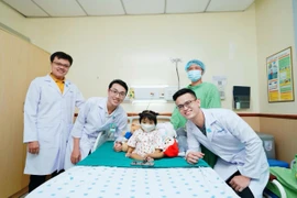 Cô ruột hiến một phần lá gan cho cháu gái 22 tháng tuổi bị xơ gan nặng
