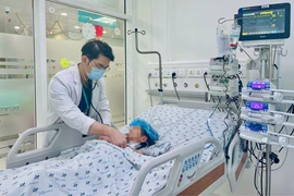 Đang chơi gần nhà, bé gái bất ngờ bị ong đốt phải lọc máu