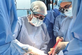 Bệnh nhân hẹp niệu đạo thoát cảnh mang túi nước tiểu sau 2 tiếng phẫu thuật