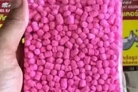 Bé trai bị ngộ độc do bạn thách ăn thuốc diệt chuột