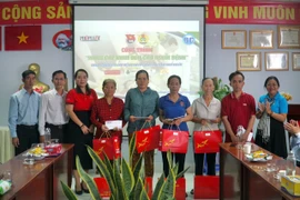 Báo Pháp Luật TP.HCM tặng quà, mang cây xanh đến người bệnh