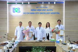 Khen thưởng 2 bác sĩ kịp thời cứu bé gái bị co giật trên chuyến bay